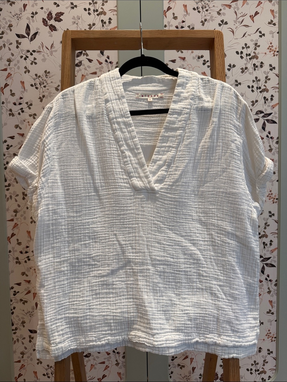 XiRENA White Gauze V-Neck Short Sleeve Top